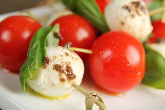 Mozzarella with Cherry Salad (1 lb)